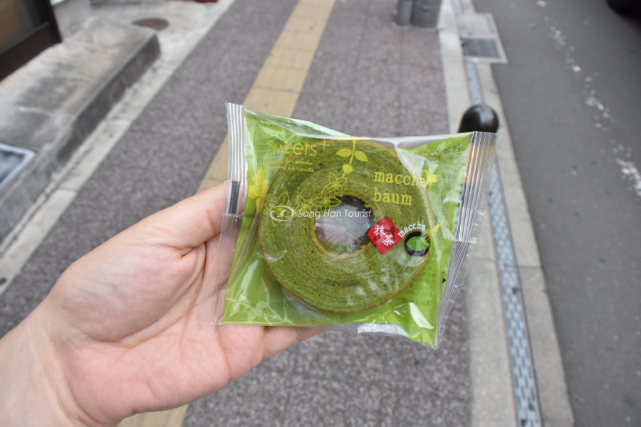 Du khách yêu thích Baumkuchen được làm từ trà xanh 