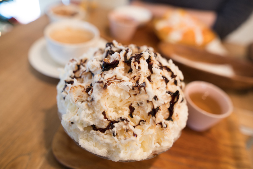 Tận hưởng kem đá bào ngọt thanh tan trong miệng 