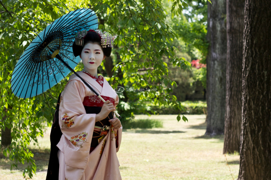 du-lich-nhat-ban-de-dang-bat-gap-geisha-voi-trang-phuc-long-lay