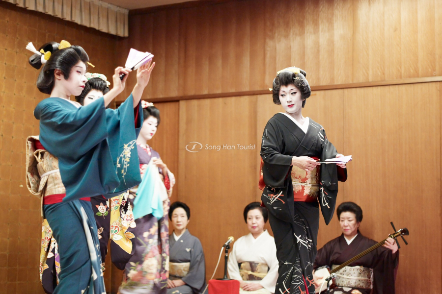 du-lich-nhat-ban-xem-geisha-trinh-dien-hat-mua