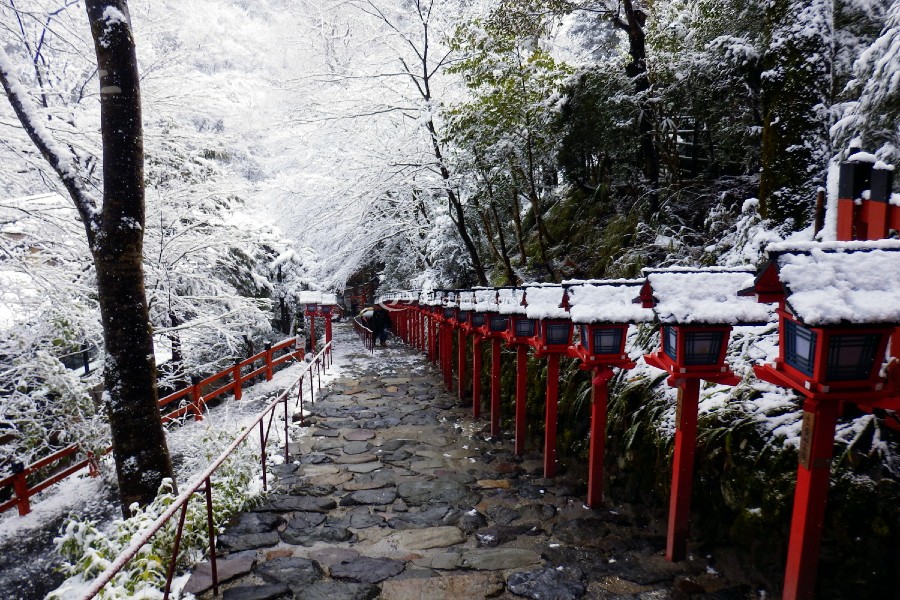 Đường dẫn lên đền với màu sắc lãng mạn