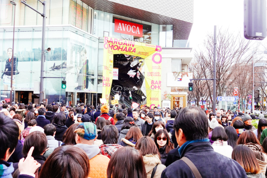 Đường phố tấp nập người qua lại