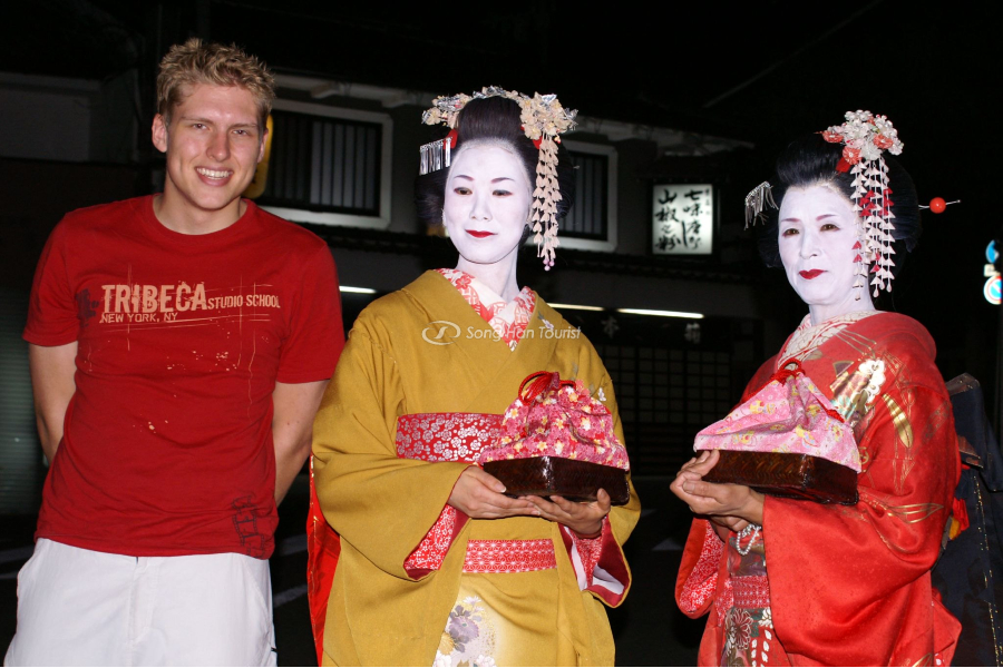 geisha-nhat-ban-tro-chuyen-voi-khach-nuoc-ngoai
