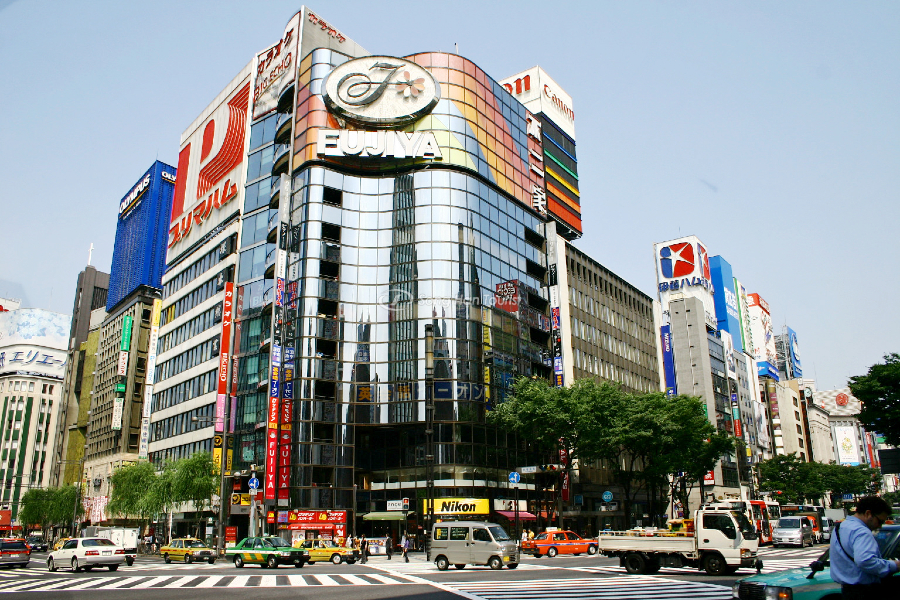 Ginza với nhiều tòa nhà cao tầng đồ sộ