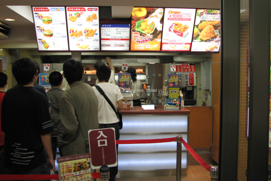 Hàng dài chờ được mua KFC