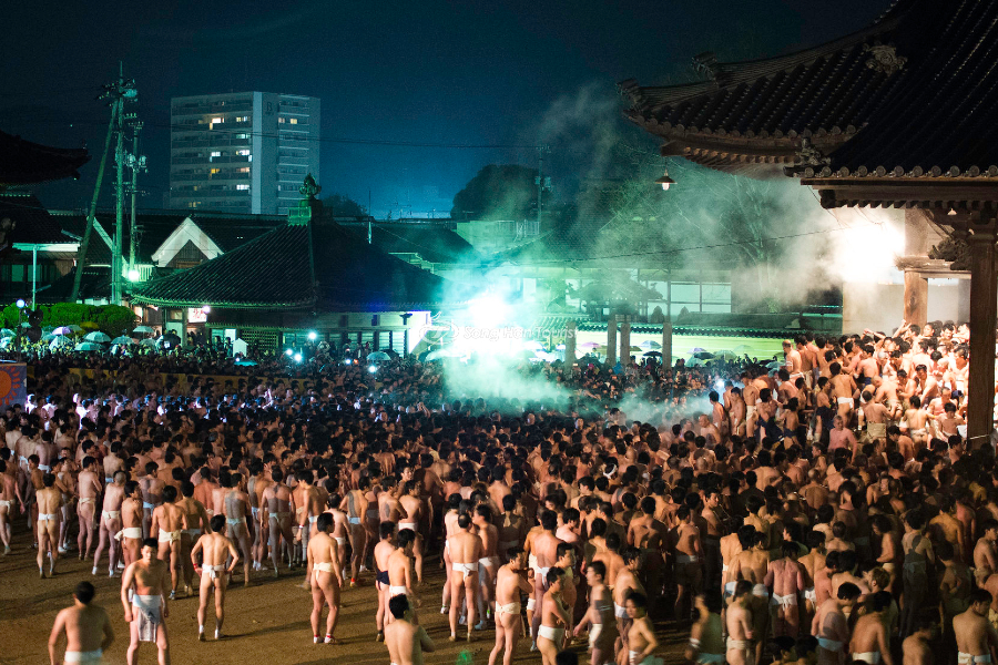 Hàng nghìn người hòa vào nhịp lễ hội 