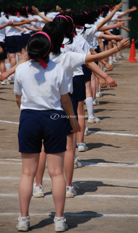 Học sinh xếp hàng tập thể dục đầu giờ