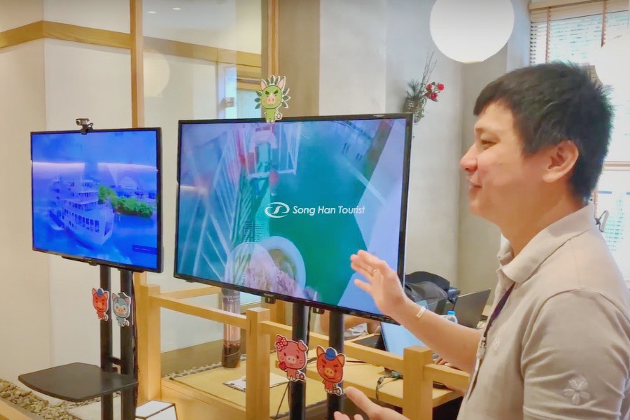 Hướng dẫn viên chuyên nghiệp đang giới thiệu điểm đặc sắc tại Kagoshima