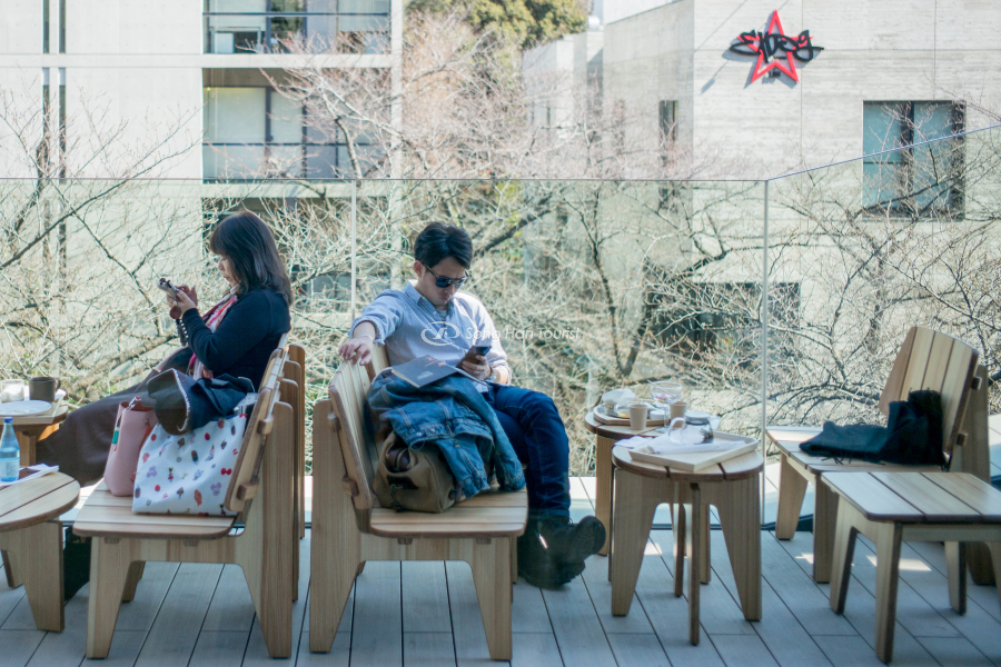 Không gian ngoài trời tại cửa hàng Starbucks lớn nhất thế giới