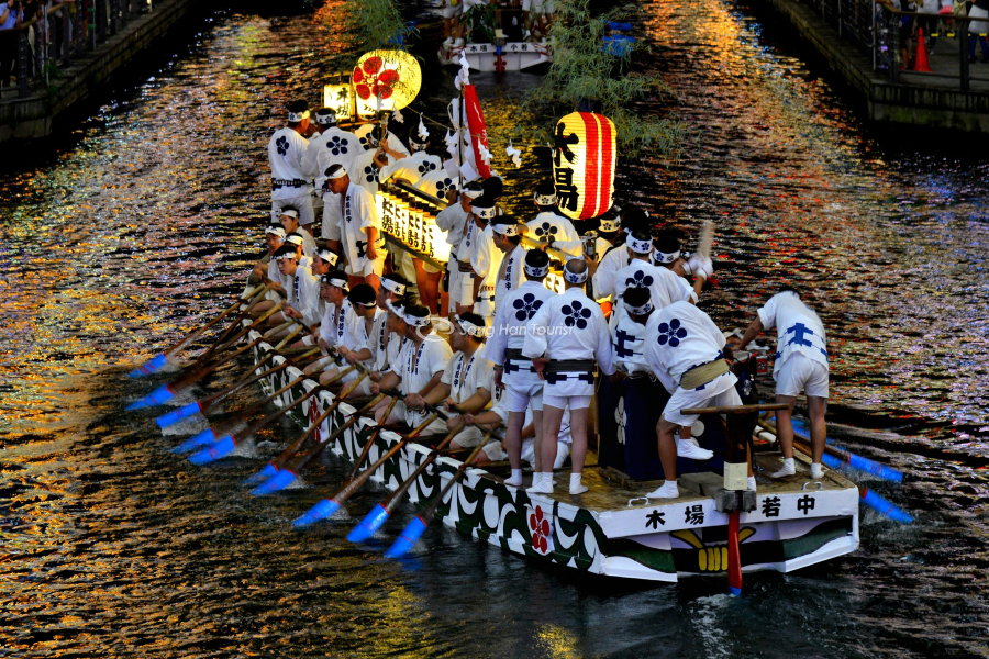 Không khí lễ hội nhộn nhịp 