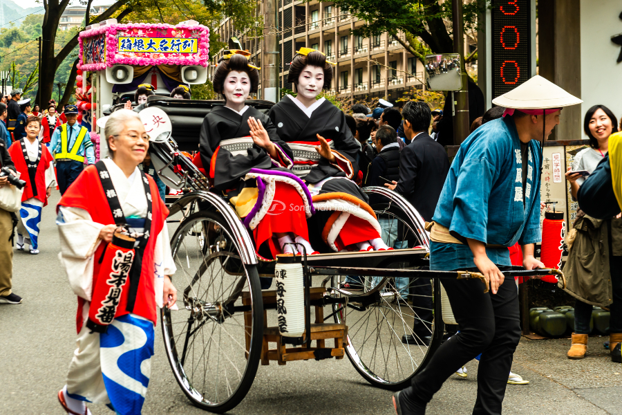 Không khí lễ hội tưng bừng tại Hakone