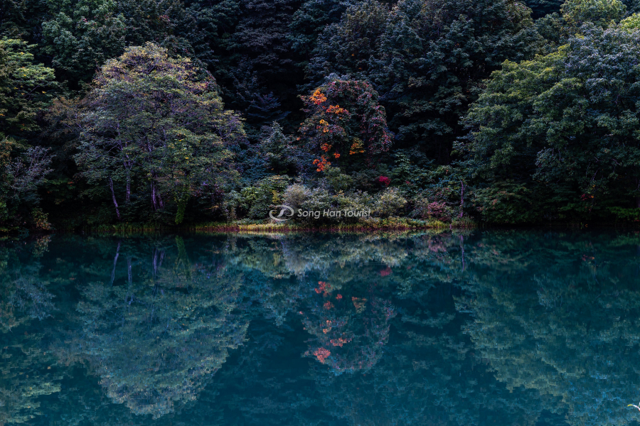 Khung cảnh hùng vĩ tại hồ ngũ sắc