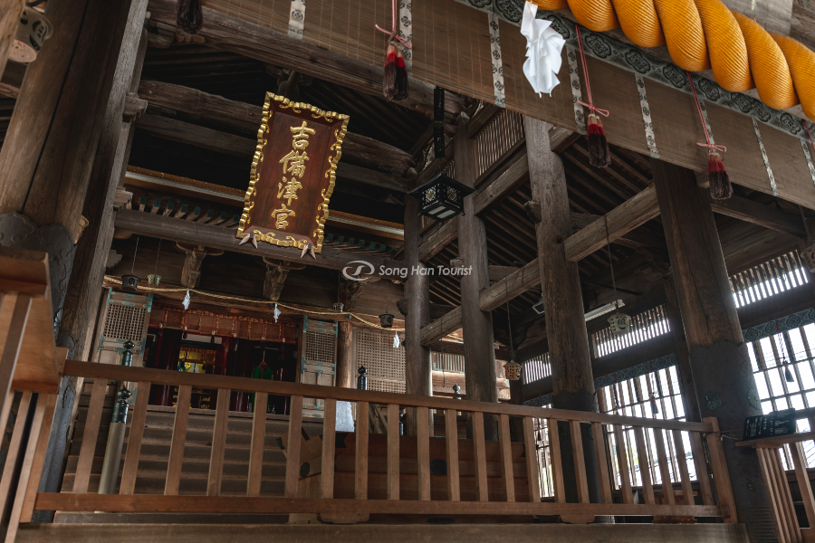 Kiến trúc gỗ bên trong đền