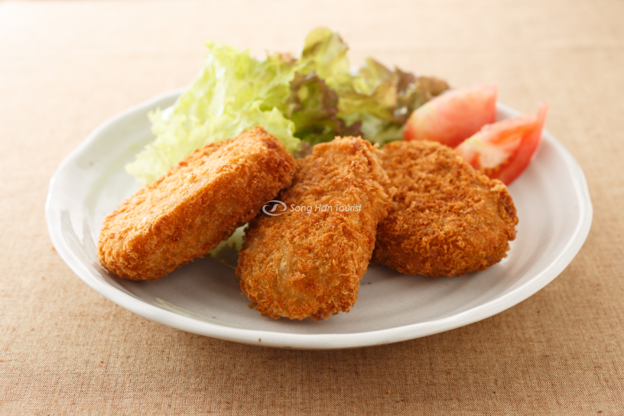 Korokke được dùng với nước sốt cực hấp dẫn