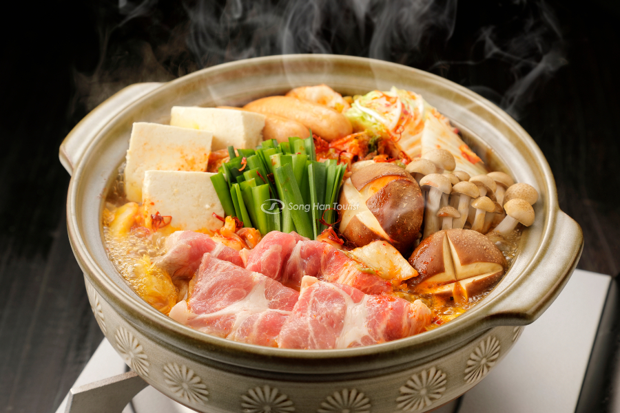 Lẩu Nabe với đa dạng nguyên liệu 