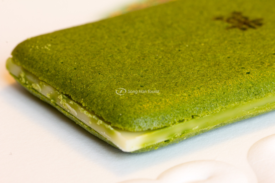 Lớp socola trắng giữa tạo thêm vị độc đáo