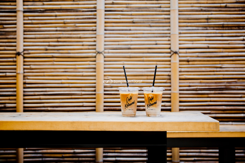 Ly Latte béo ngậy được thưởng thức giữa thành phố Tokyo hiện đại