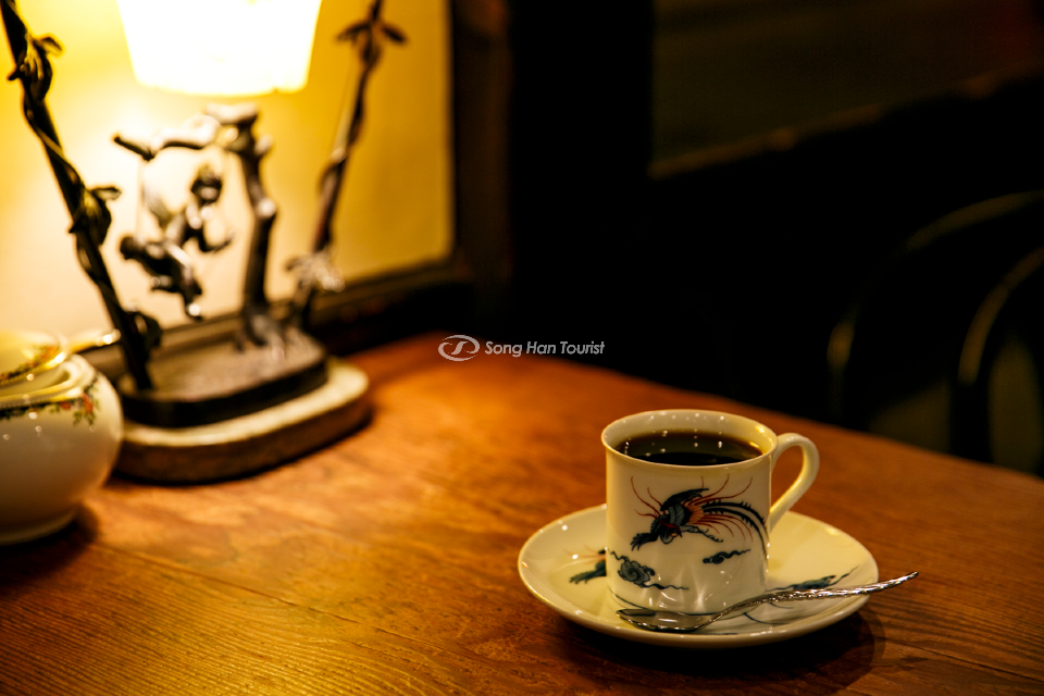 Ly tách Satei Hato được dùng hết sức tinh tế 