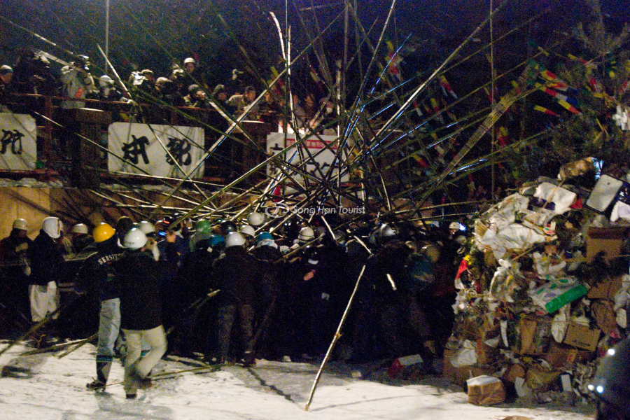 Mặc dù khá nguy hiểm nhưng lễ hội vẫn được diễn ra hàng năm