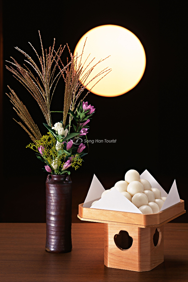 Mâm bánh truyền thống ngày tết Trung thu Nhật Bản