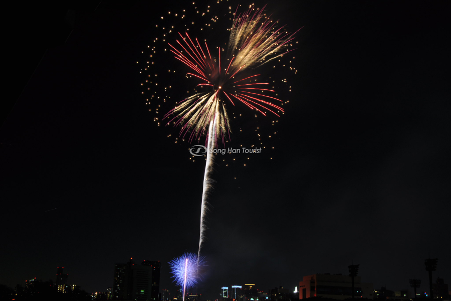 Màn bắn pháo hoa đầy màu sắc 