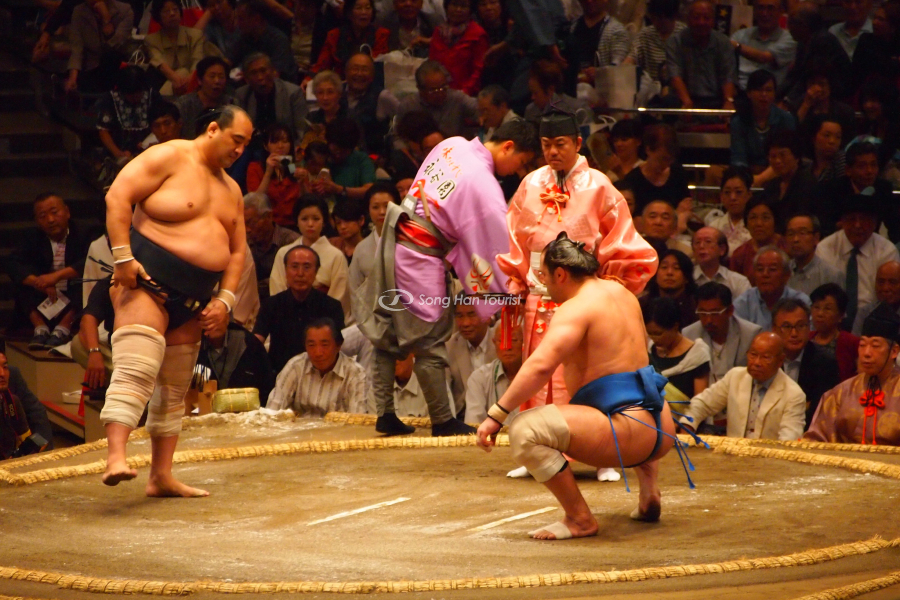 Màn thi đấu của 2 võ sư Sumo