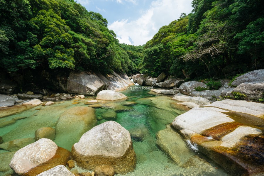  Màu nước trong xanh hòa quyện với bức tranh thiên nhiên tại đảo