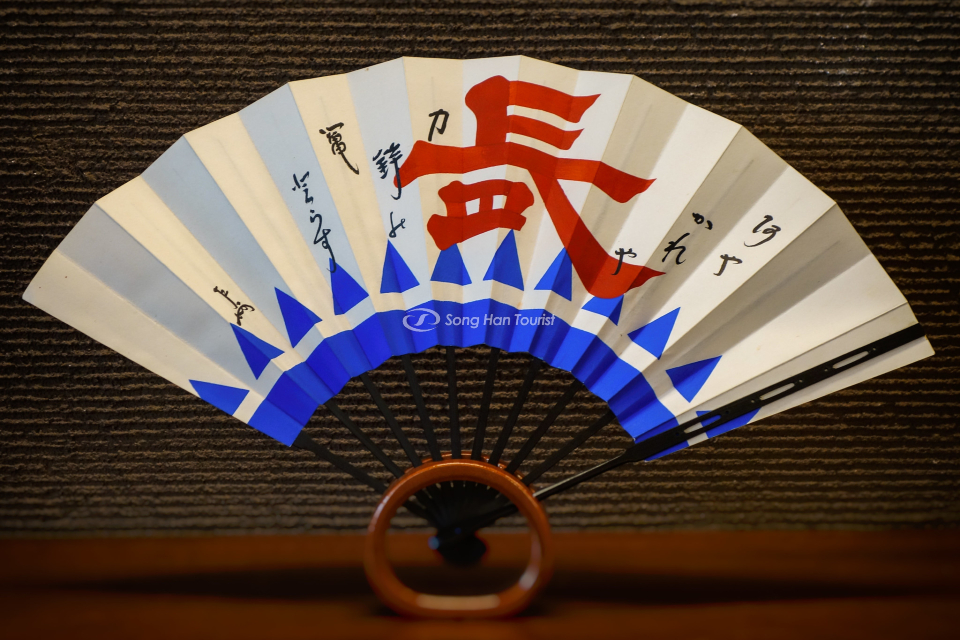 Màu sắc độc đáo trên các gấp quạt