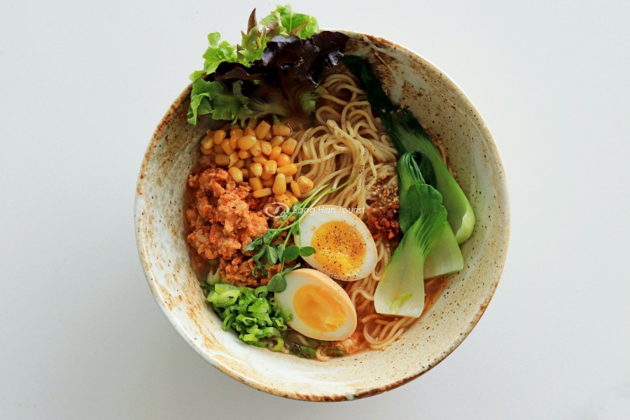 Mì Ramen với nhiều nguyên liệu trên bề mặt