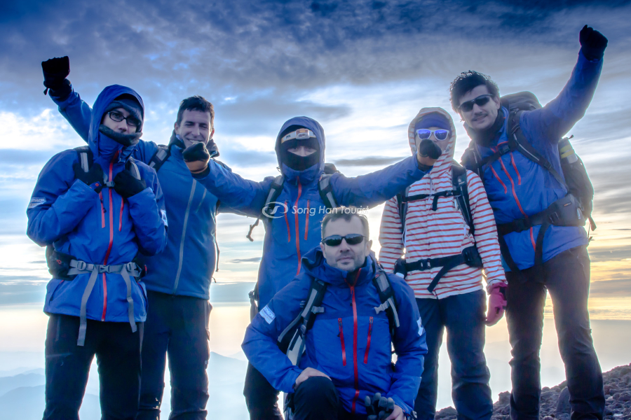 Mỗi đường leo núi có 10 trạm