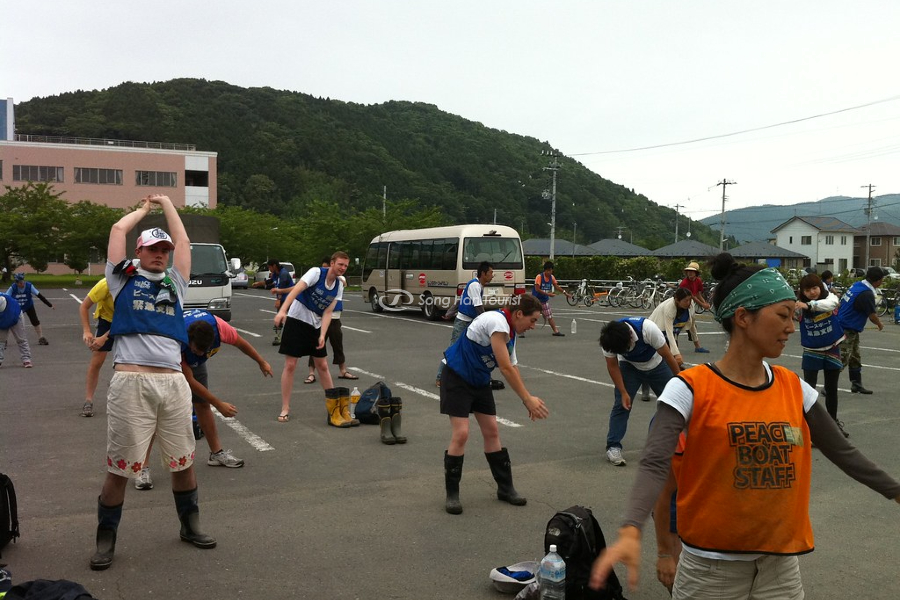 Mọi người cùng nhau tập Rajio Taiso