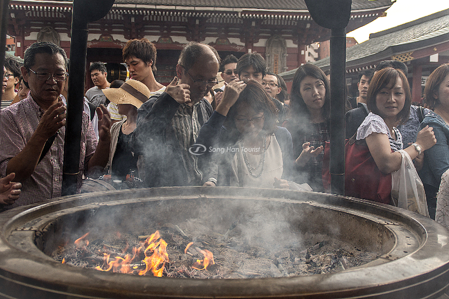 Mọi người lấy tay vẫy khói hương vào người