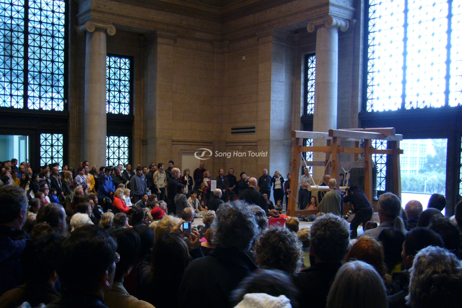 Mọi người tập trung nghe chuông tại chùa