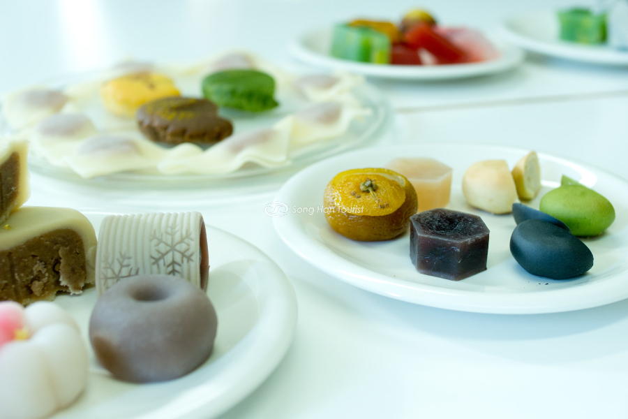 Món bánh đa dạng về hương vị và màu sắc 