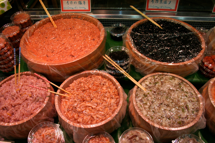 Món Shiokara được bán nhiều tại các chợ truyền thống ở Nhật