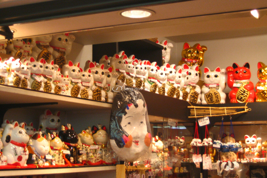 mot-cua-hieu-tai-nhat-ban-co-ban-nhieu-qua-luu-niem-dac-biet