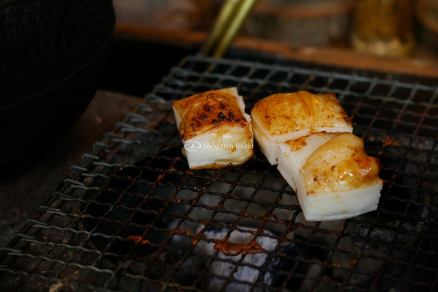 Một dạng mochi nướng với mùi thơm đặc biệt