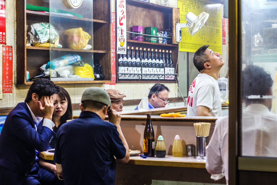  Một quán izakaya nhỏ với lượng khách đông đúc