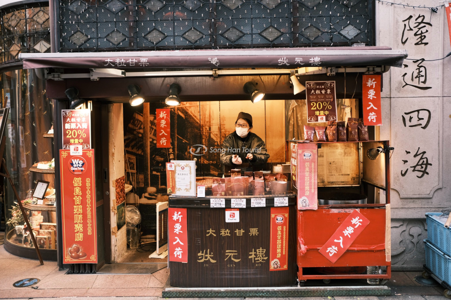 Một số cửa hàng mang đậm hơi hướng Trung Hoa