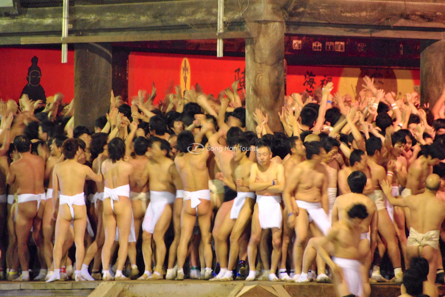 Nam giới đóng khố dưới tiết trời lạnh buốt 