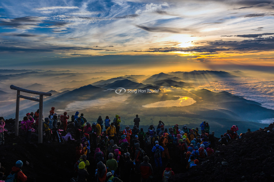 Ngắm bình minh Nhật Bản từ đỉnh núi Phú Sĩ