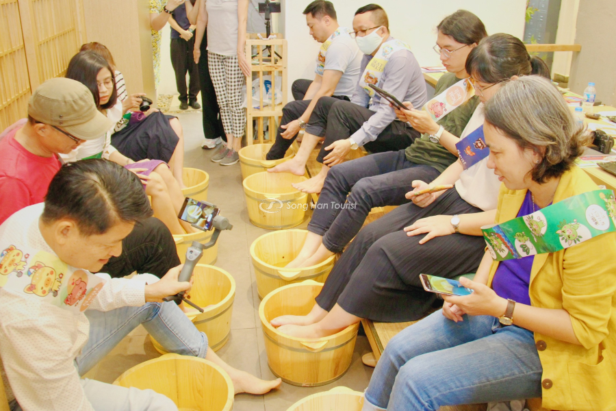 Ngâm chân dưới nước từ suối nước nóng truyền thống