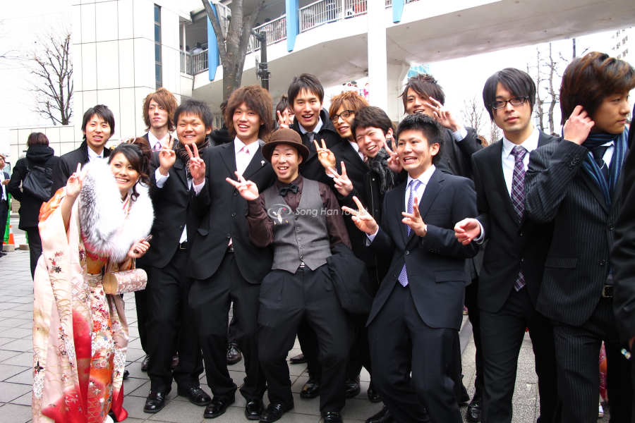 thanh-nien-dang-tham-du-ngay-van-hoa-nhat-ban