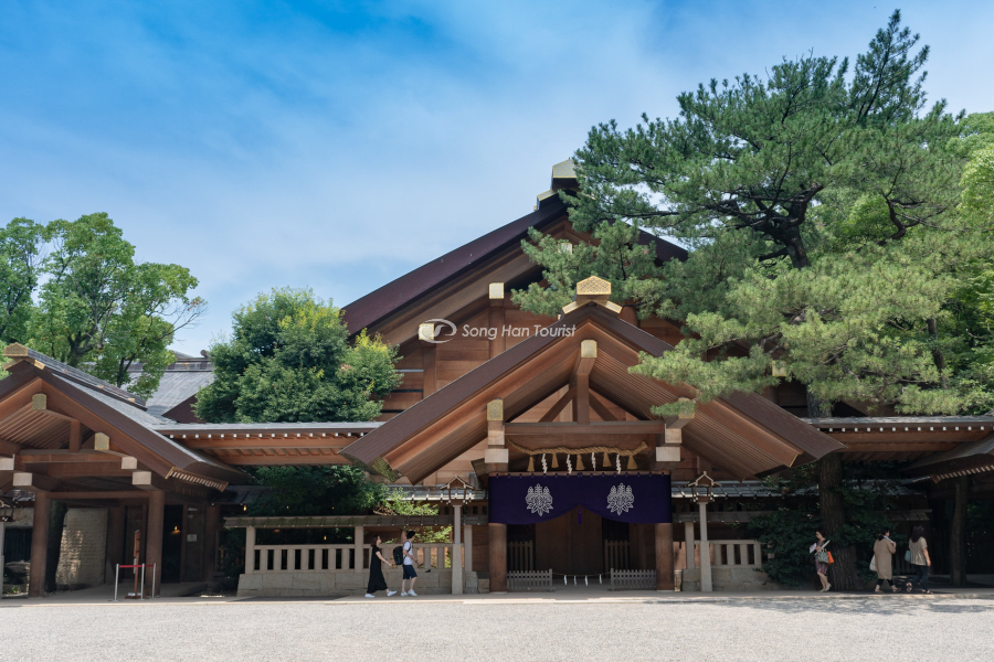 Ngôi chùa đồ sộ với lối kiến trúc độc đáo