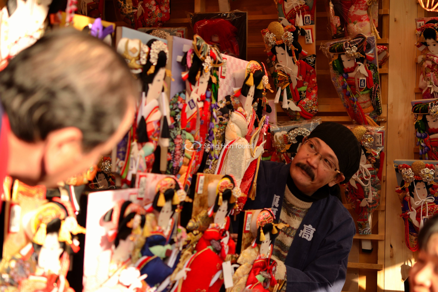 Người bán tận tình giới thiệu sản phẩm