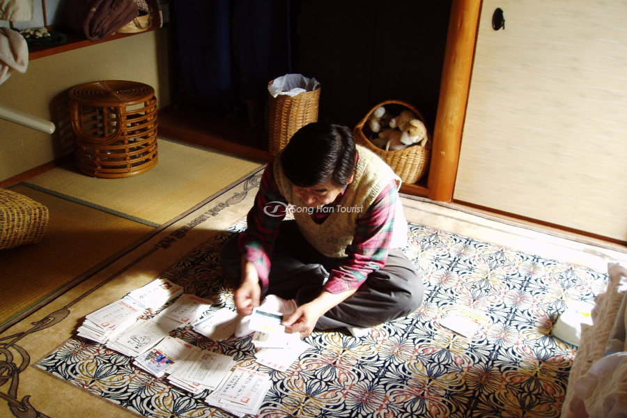 Người dân Nhật chuẩn bị thiệp chúc Tết