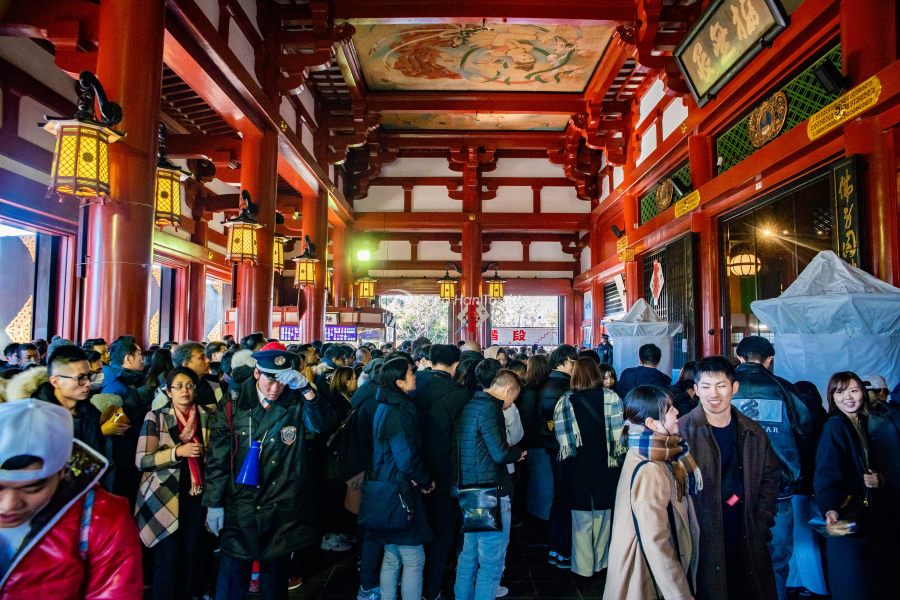 Người dân nô nức đi chùa đầu năm mới 