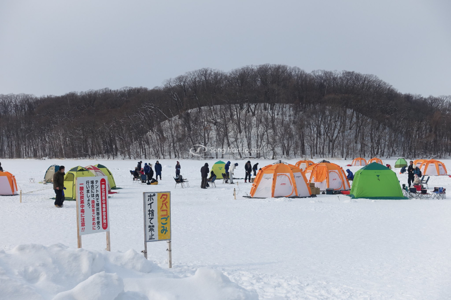 Người dân tụ họp câu cá băng 