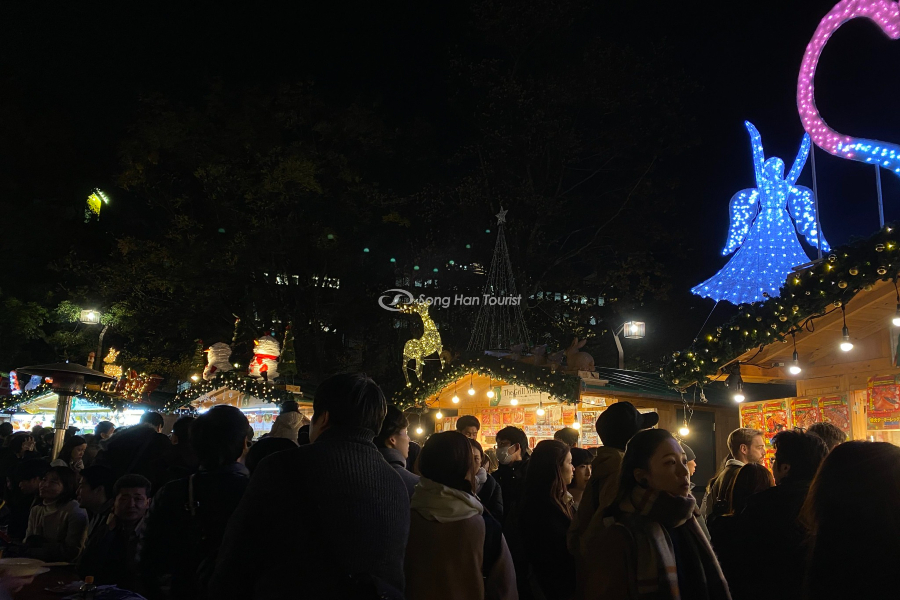 Người dân và du khách đi chợ Giáng Sinh Đức ở Tokyo