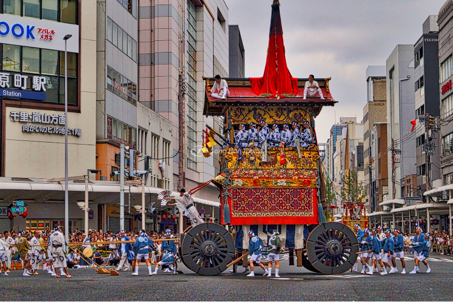 Người người xuống đường đón chào lễ hội